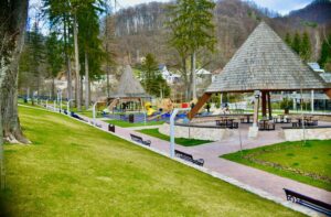 An bun pentru turismul din Băile Olănești. Parcul modernizat și investițiile în agrement atrag tot mai mulți vizitatori